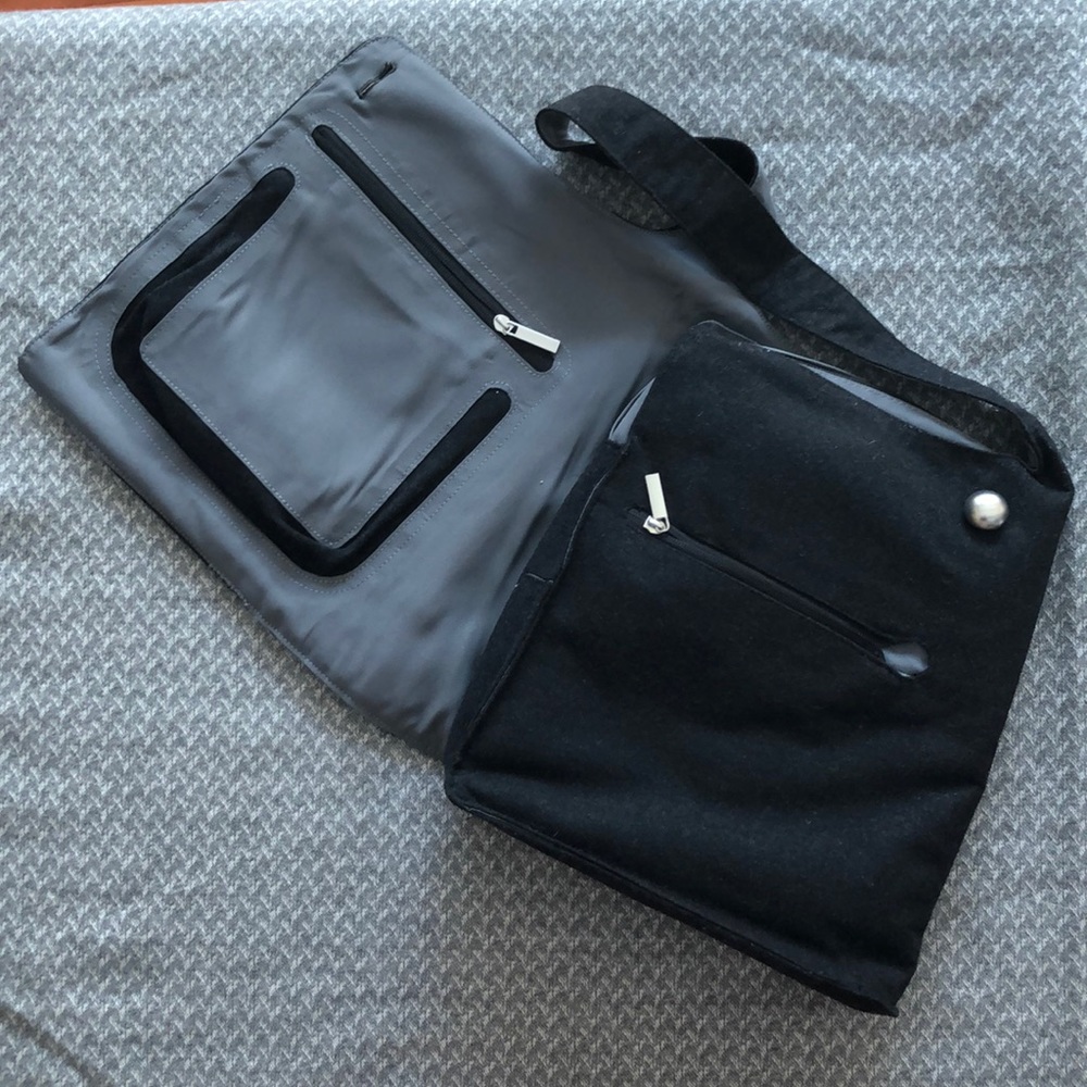 Speck A-line 10.2” Laptop Tote (Black/Grey) - Picture 4 of 7